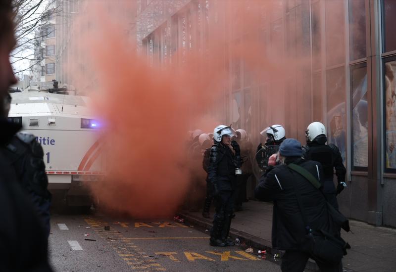 Policija upotrijebila suzavac i vodene topove -  Prosvjedi protiv covid potvrda u Bruxellesu postali nasilni